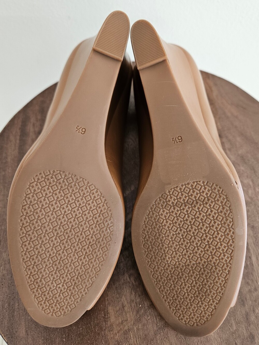 Tory Burch Women’s Tan Leather Peep-Toe with Gold Logo - Picture 7 of 7